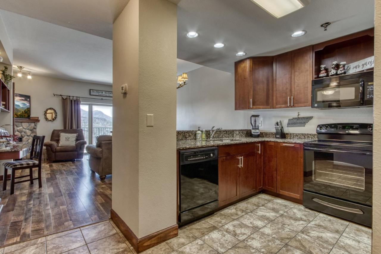 Gorgeous 2Bd 2Bth Condo With Mountain Views Pool Hot Tub Game Room Close To Parkway Pigeon Forge Exterior foto