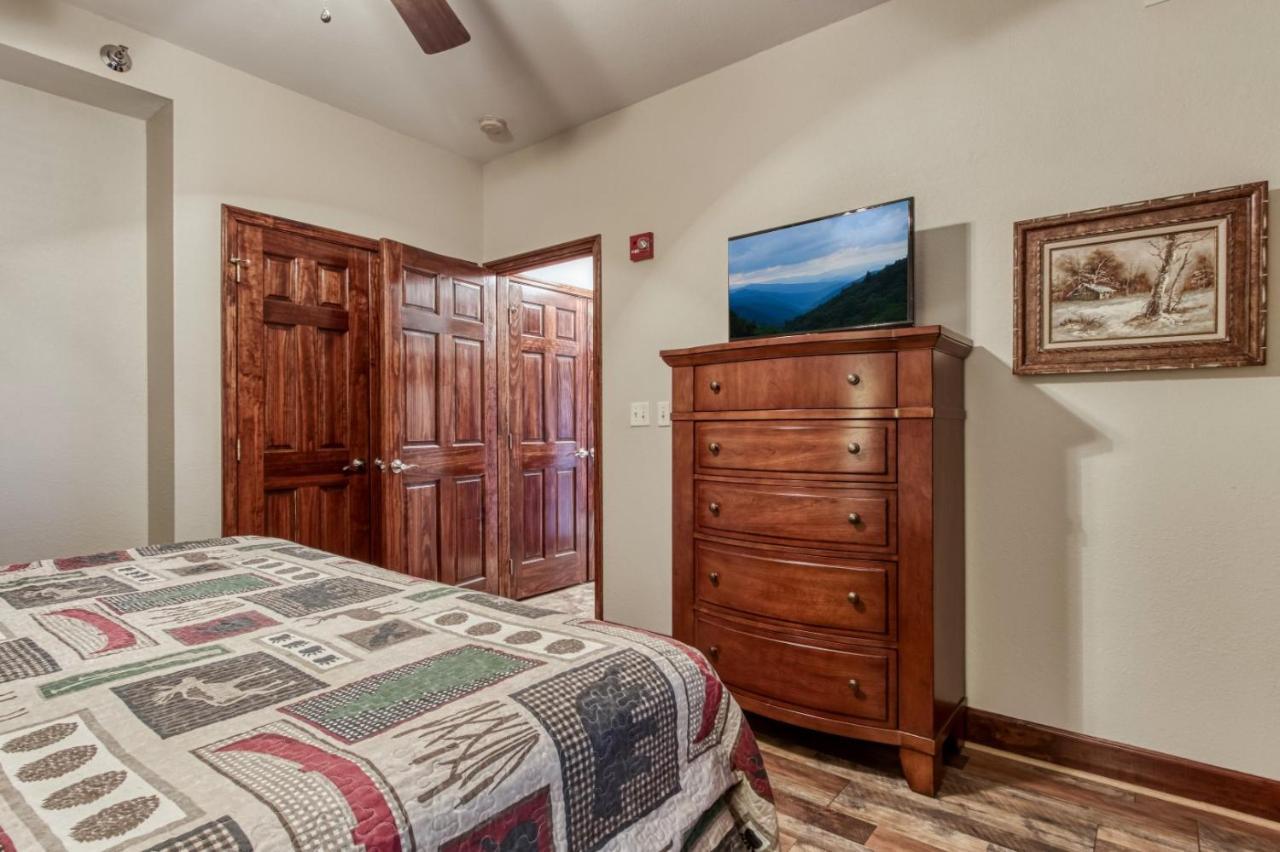 Gorgeous 2Bd 2Bth Condo With Mountain Views Pool Hot Tub Game Room Close To Parkway Pigeon Forge Exterior foto